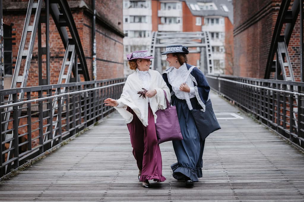 Hedy und Martha im Gang durch die Familiengeschichte Eine Speicherstadt-Saga